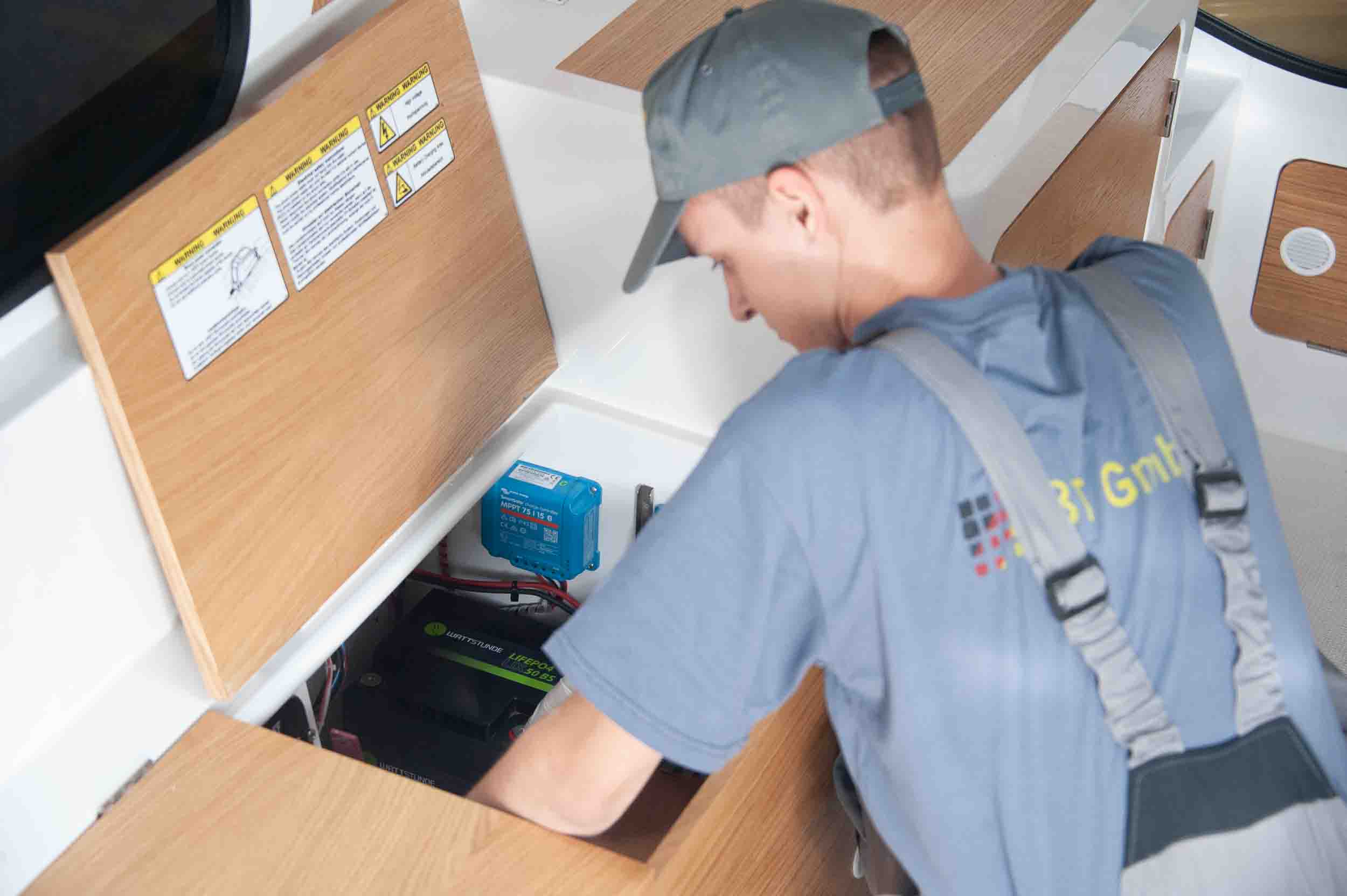 IBT Produktion – Montage Mitarbeiter bei der technischen Montage eines Produkts