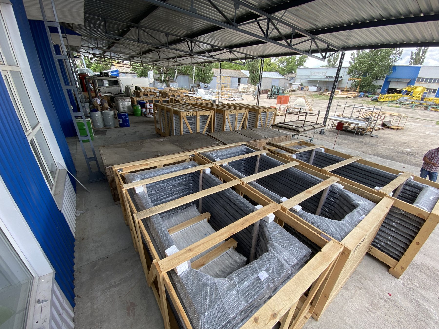 Verpackte Verbundbauteile im Versandbereich