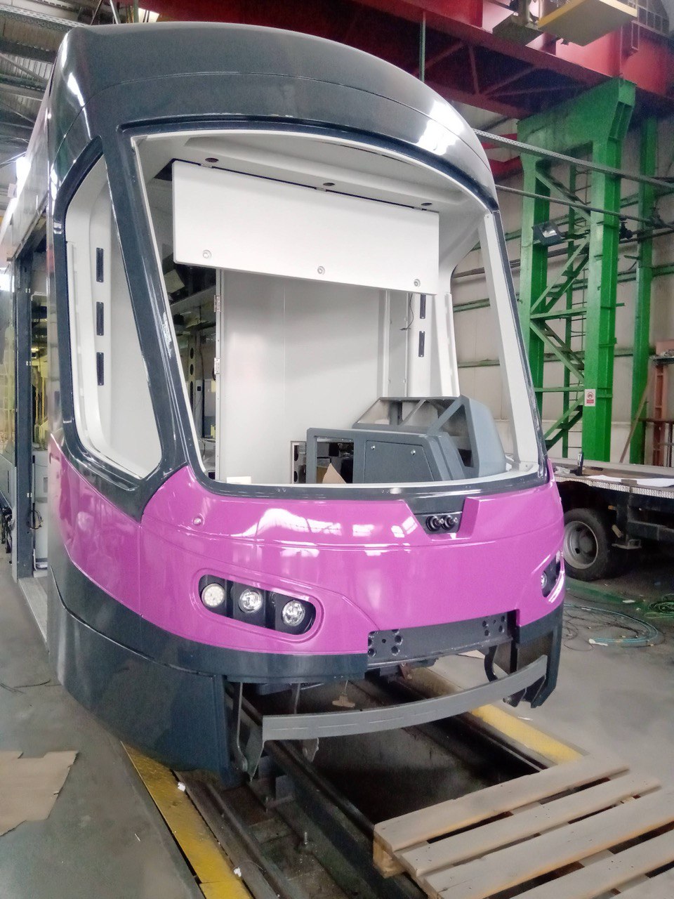 Frontmodul einer Straßenbahn während der Montage
