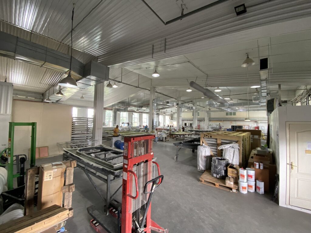 Produktionshalle der IBT GmbH mit Arbeitsplätzen für Verbundbauteile